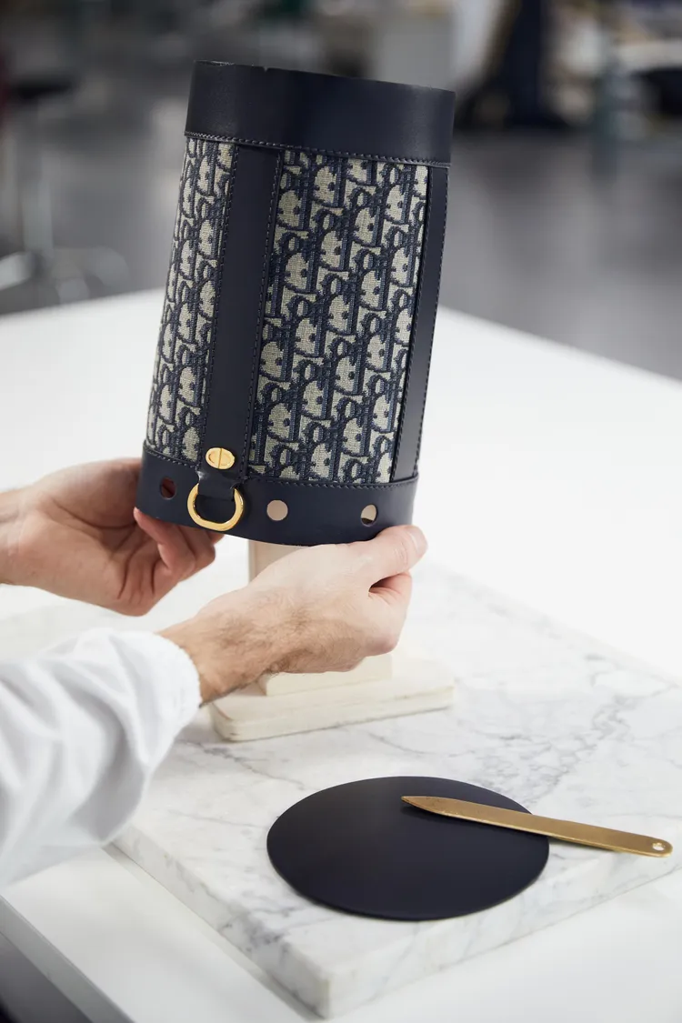 DIOR Backpack製作工藝圖。品牌提供