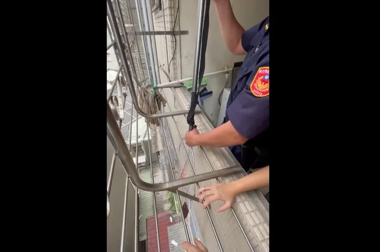 釣竿+漁網順利接觸手機。翻攝畫面