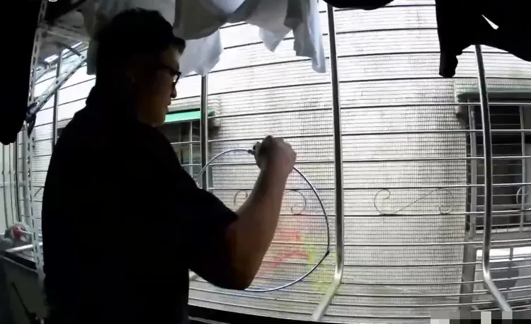 郭員利用釣竿+漁網製作道具。翻攝畫面