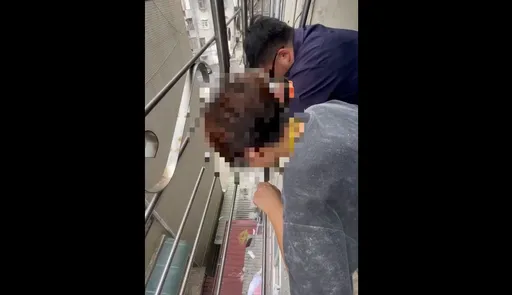 興趣結合工作！海山警漁網「撈」回頂樓手機　女大生驚呼「好屌」