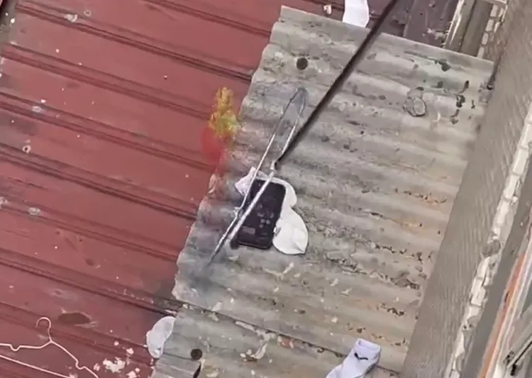 撈起手機。翻攝畫面