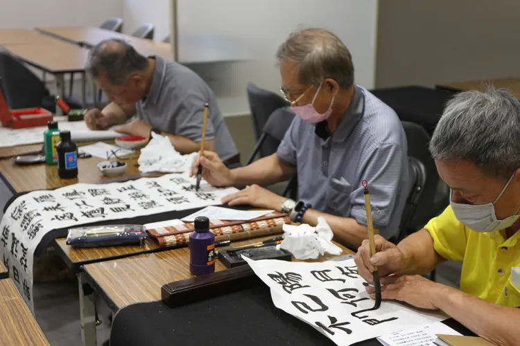 參賽者在決賽中現場揮毫。主辦單位提供