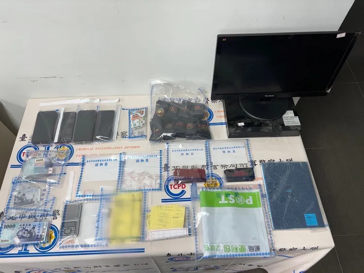 警方查扣毒品咖啡包等證物。翻攝畫面