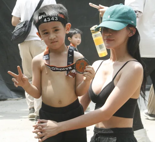 這位媽媽也太辣!帶5歲兒參加斯巴達障礙賽 爸爸:把身體搞髒一點