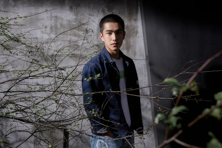 曾敬驊全新平頭造型演繹受刑人。一諾影視提供