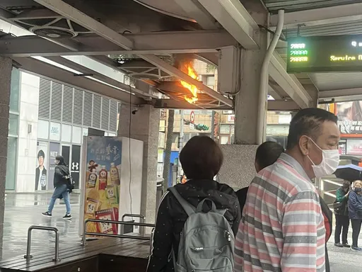嚇死人!基隆公車亭循環風扇突竄火舌 路過司機急拿滅火器救災