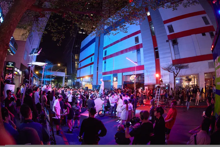 MV拍攝當天動員超過二百位臨時演員、舞者，特選半夜申請封街拍攝，吸引超過百人圍觀。相信音樂提供