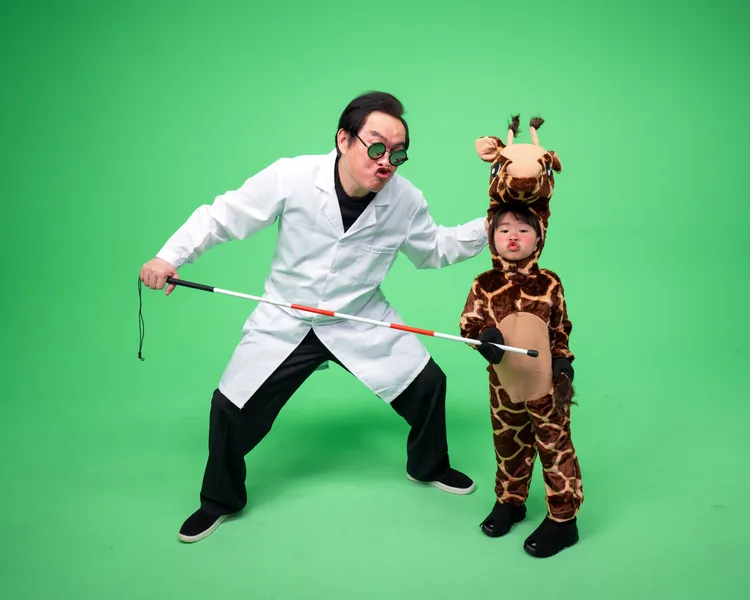 康康與可愛女兒共同合唱。本人提供