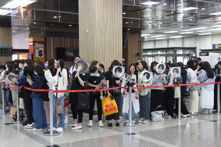 有不少日本媽媽揹著小朋友追星。攝影中心攝