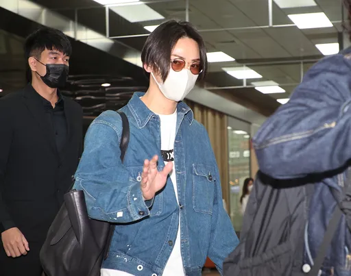 直擊|龜梨和也睽違14年公開來台!90秒上保母車被包圍 媽媽粉揹小孩追星