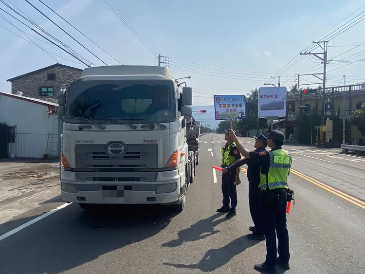 里港分局今日加強執行取締砂石車專案。翻攝畫面