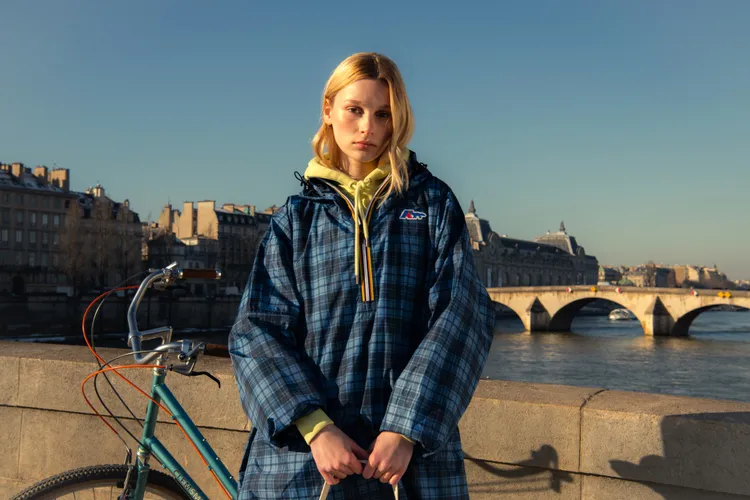 TERENCE斗篷外套結合了A字形寬版設計穿著更舒適。品牌提供