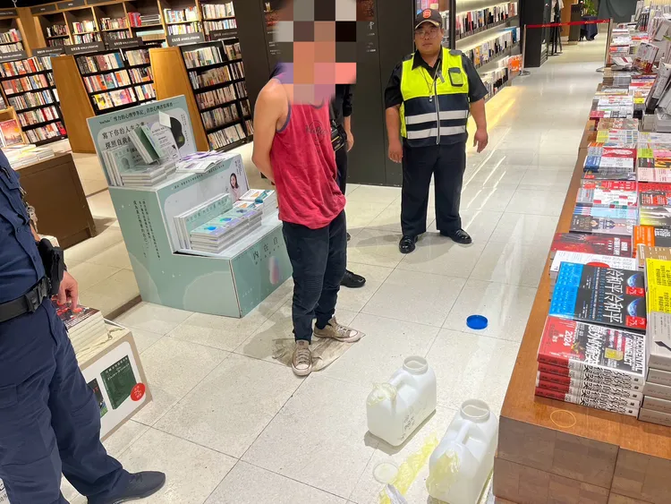 王嫌在勤美誠品企圖縱火，當場落網。民眾提供