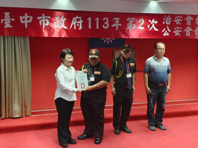 台中市長盧秀燕頒獎表揚制伏縱火犯的2名保全員，以及協助警方查獲嫌犯的外送員。警方提供