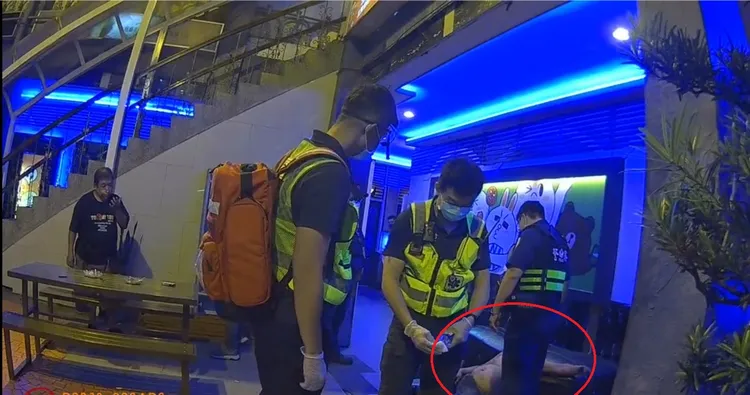 警方到場時，王男打赤膊倒在地上亂吼。民眾提供