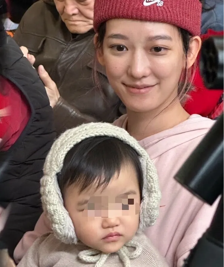 孟耿如上個月帶女兒出席乾媽周丹薇畫展。趙大智攝