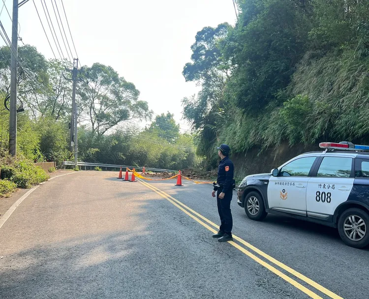 寶山鄉新湖路一段落石，警方派員警戒。新竹縣府提供
