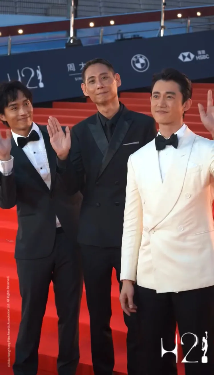 吳慷仁（右起）和《富都青年》導演王禮霖、陳澤耀一同走紅毯。翻攝香港電影金像獎IG