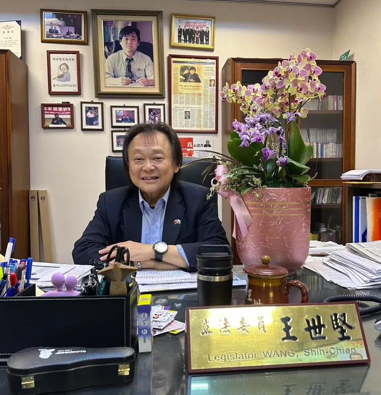 王世堅PO與花合照，回敬田馥甄。翻攝王世堅臉書