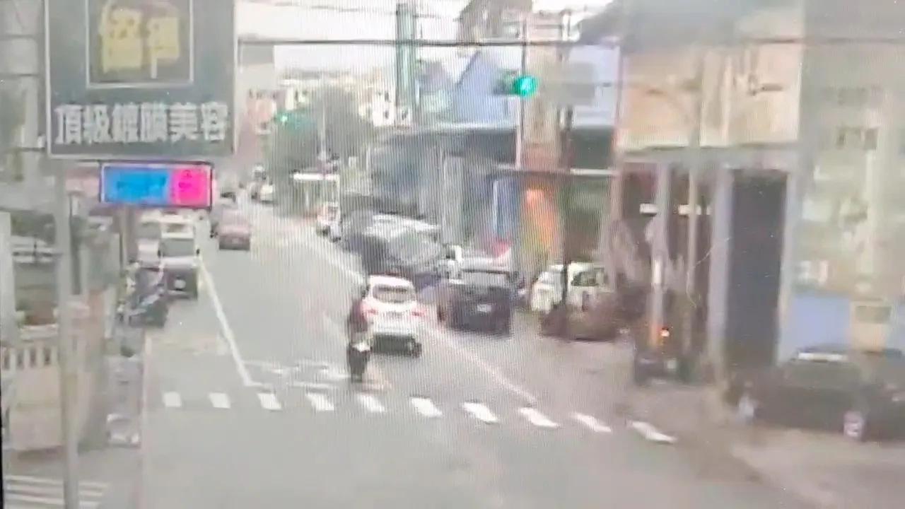 撞擊瞬間。八德警分局提供