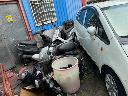 精神不濟駕車釀禍！　恍神男撞倒女騎士又波及10輛汽機車