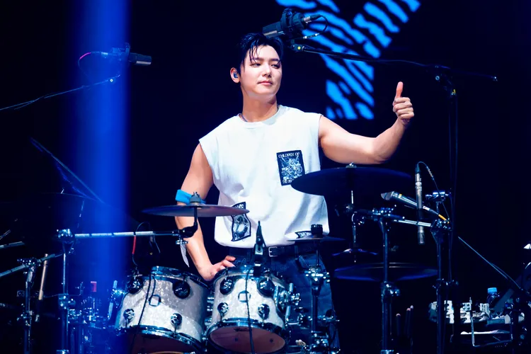 姜敏赫對粉絲表現，比出大拇指。希林國際 Chillin International提供