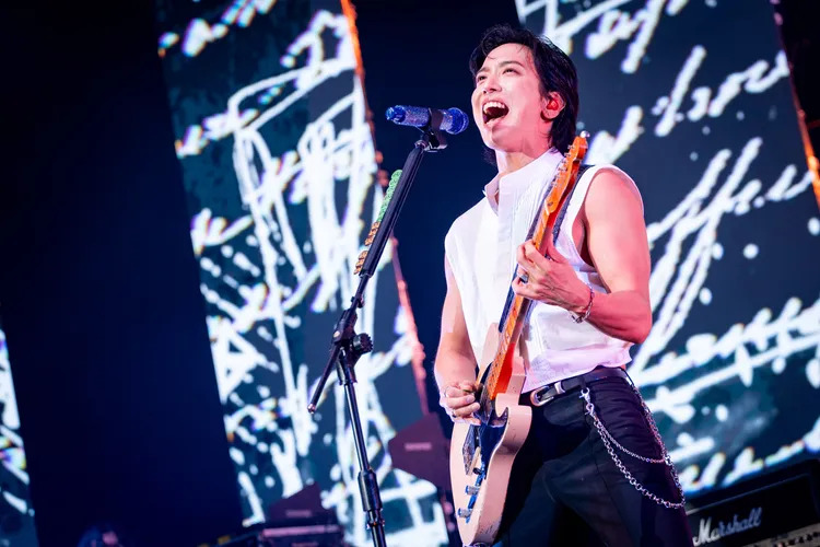 鄭容和毫不保留體力，賣力自彈自唱。希林國際 Chillin International提供