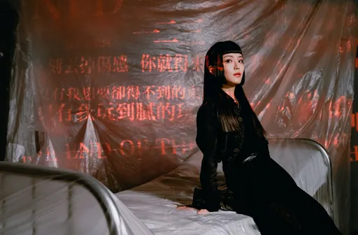 正妹歌手撞名天后王菲愛女 開個唱直接把病床搬到現場