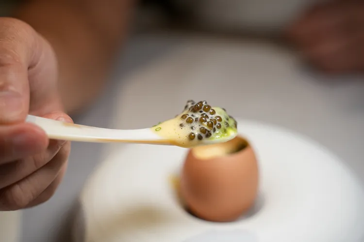 「Caviar & hen’s egg/魚子醬 雞蛋 綠蘆筍」。田欣雲攝