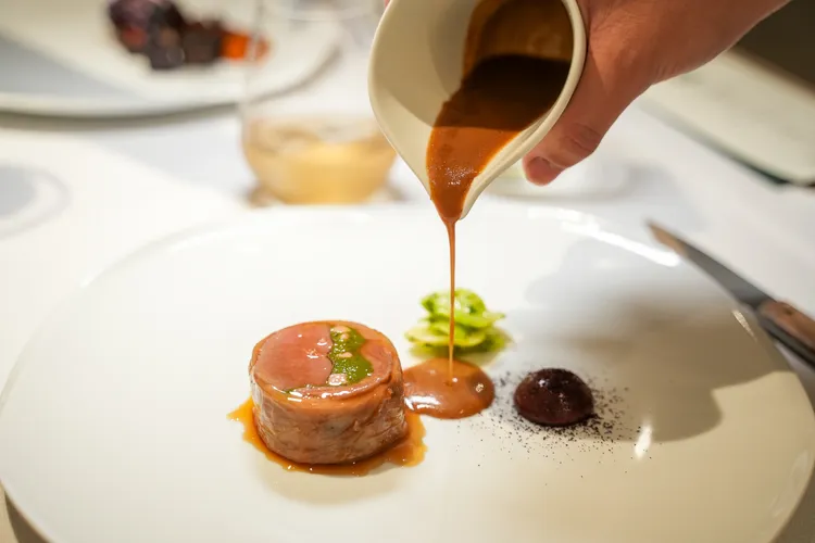 「Lumina lamb, croissant, blood/南島羊里肌 皇帝豆 血旺」。田欣雲攝