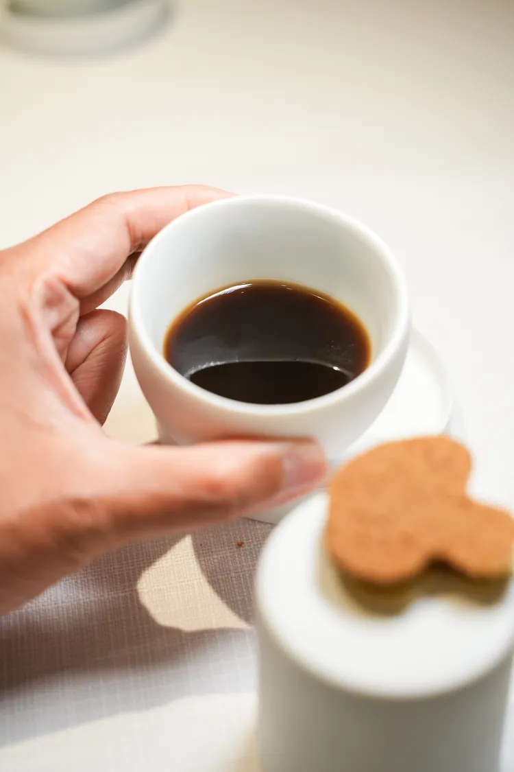 「Mushroom biscuit & Oolong tea/椎茸」。田欣雲攝