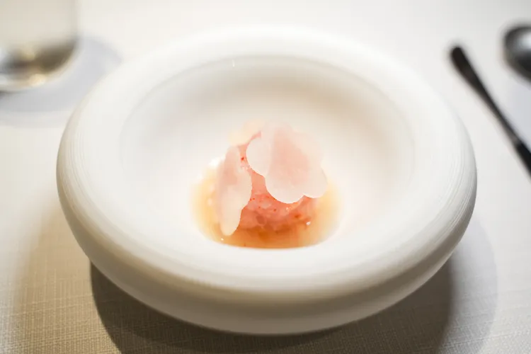 「Smoked kingfish & kohlrabi/煙燻鰤魚」選用當季自宜蘭外海捕獲的鰤魚，醃漬提鮮。田欣雲攝