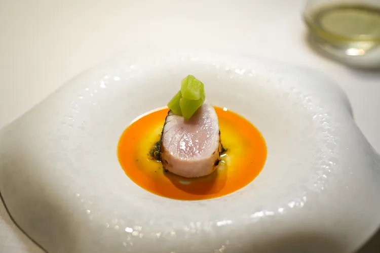 「Sawara & buckwheat/蕎麥鰆魚」以碳烤方式將澎湖鰆魚烤至半熟，佐紫蘇青醬提味。田欣雲攝