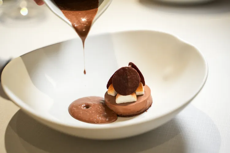 「Chocolate/巧克力」用五種質地元素詮釋巧克力。田欣雲攝