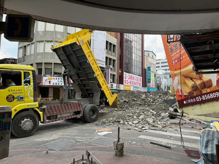 工程人員進行填土。民眾提供