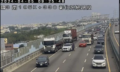 國3南向195公里處發生2輛小客車及1輛大貨車追撞事故。高公局提供