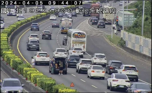 國1南向193.2公里處發生2輛小客車追撞事故。高公局提供