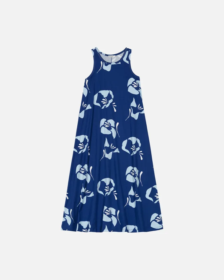Marimekko藍色印花有機棉背心式洋裝，8900元。品牌提供