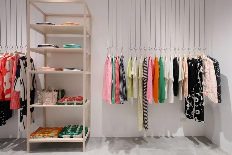 Marimekko以木質家具打造質感店裝。品牌提供