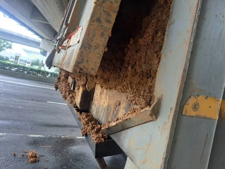楊男車斗故障未緊閉，害泥土噴濺而出，不但挨罰還要吃上公共危險罪。翻攝畫面