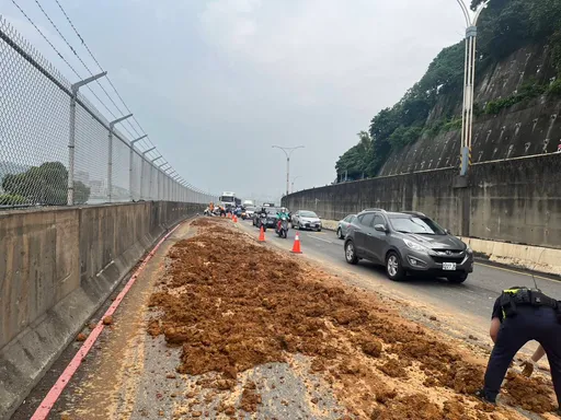 砂石車車斗故障沿路噴泥土　害騎士摔倒！駕駛恐罰10萬再吞公共危險罪