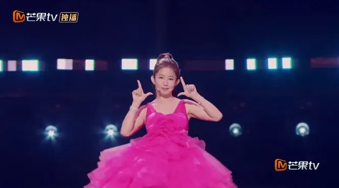 郭書瑤穿桃紅蓬蓬裙唱跳。翻攝 《浪姐5》