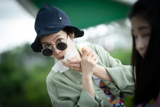 曾莞婷戴漁夫帽扮怪阿姨被當跟蹤狂 搞笑魂修杰楷認證