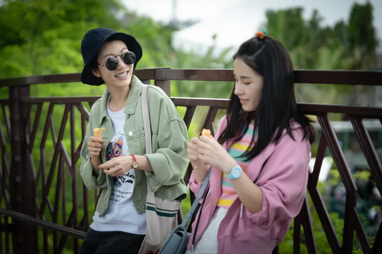 曾莞婷（左）喬裝跟蹤兒子約會對象盧以恩，被當怪阿姨。瀚草文創提供