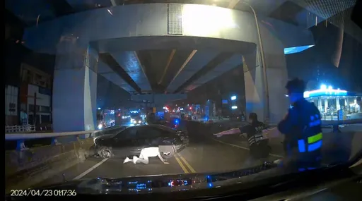 無照男見警心虛逃竄!狂飆台65線8公里 自撞爆胎遭警掏槍就逮