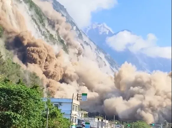 花蓮崇德地區傳出整片山體土石崩塌情形。翻攝照片