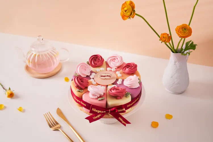 經典熱銷款「花開幸福」佐搭四款精選口味冰淇淋，獻上吃得到浪漫玫瑰花束。業者提供