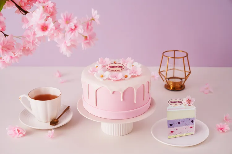 淺嚐幸福款「小花園」運用香草、草莓、藍莓三層冰淇淋設計甜蜜浪漫滋味。業者提供