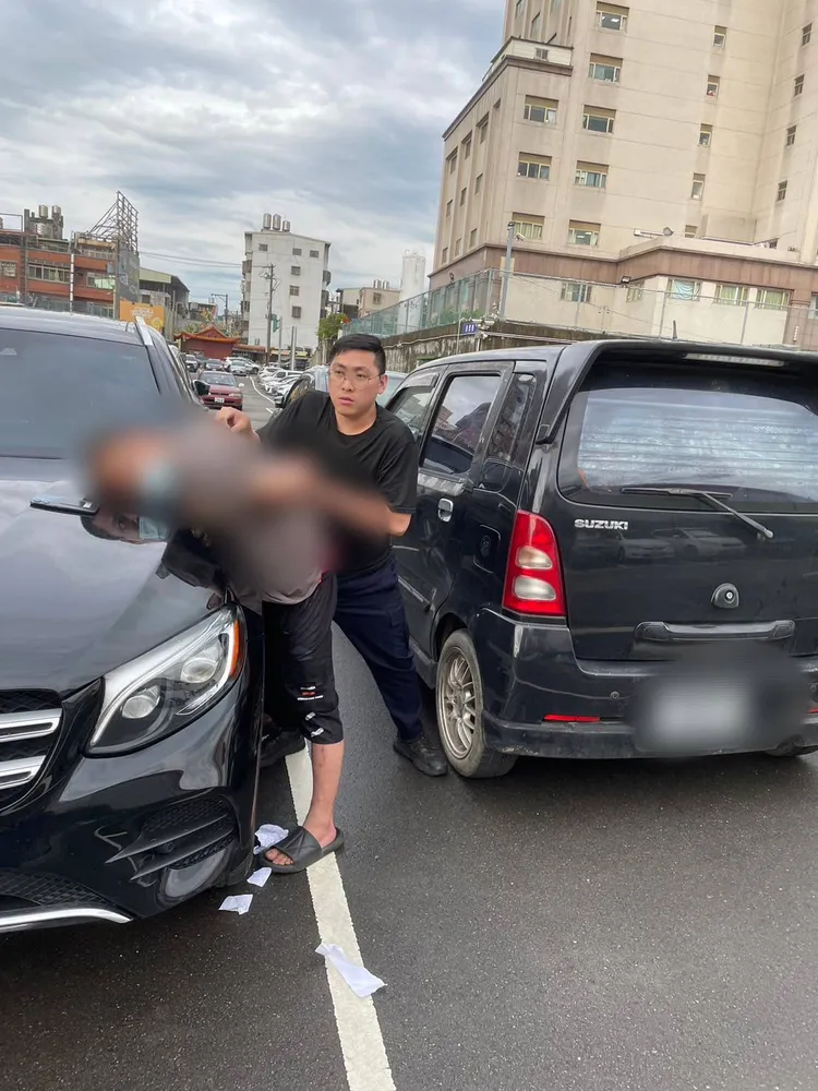 警方逮獲肇事的邱姓男子。翻攝畫面