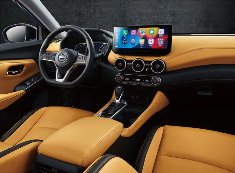 Nissan Sentra小改款導入了「12.3吋智慧影音多媒體系統」超大尺寸懸浮式顯示螢幕，具備「無線Apple CarPlay與無線Android Auto功能」。業者提供